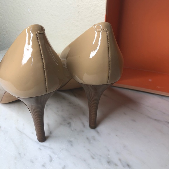 Via Spiga Nude Criss Cross Peep Toe Pump 3” Heels patent leather Size 10 1/2 M - Picture 5 of 9